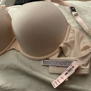 Victoria’s Secret bra 32 DDD never been used body by Victoria